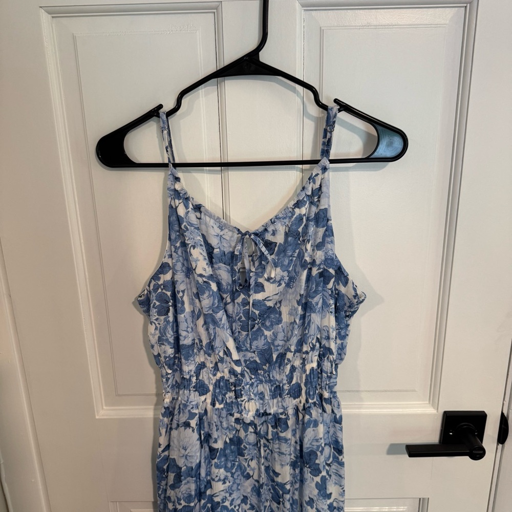Abercrombie & Fitch Crinkle Textured Smocked Waist Midi Dress in Blue Floral - Picture 5 of 9